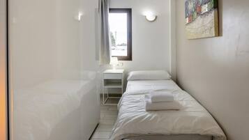 2 bedrooms, iron/ironing board, Internet, bed sheets