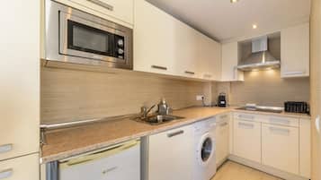 Kühlschrank, Mikrowelle, Toaster, Hochstuhl