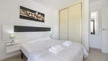 2 bedrooms, iron/ironing board, Internet, bed sheets