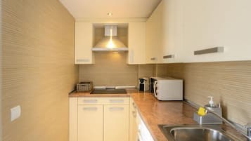 Microondas, tostadora y comedor