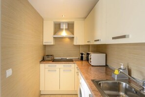 Micro-ondes, grille-pain, tables à manger