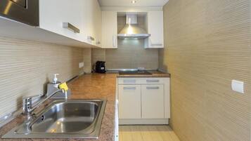 Mikrowelle, Toaster, Esstisch