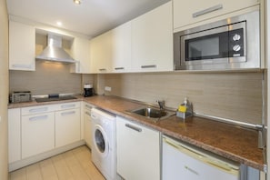 Micro-ondes, grille-pain, tables à manger