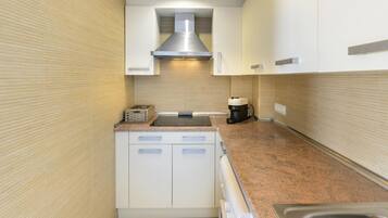 Mikrowelle, Toaster, Esstisch