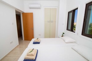 3 habitaciones, tabla de planchar con plancha, cuna de viaje y wifi 