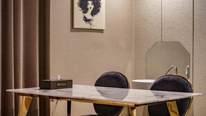 Suite Twin Room | Wi-fi (inkludert), individuelt dekorert og individuelt innredet