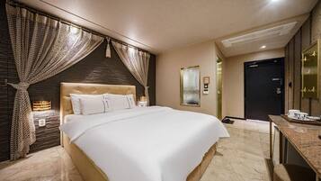 Habitación doble Deluxe | Decoración personalizada, muebles diferentes y wifi gratis