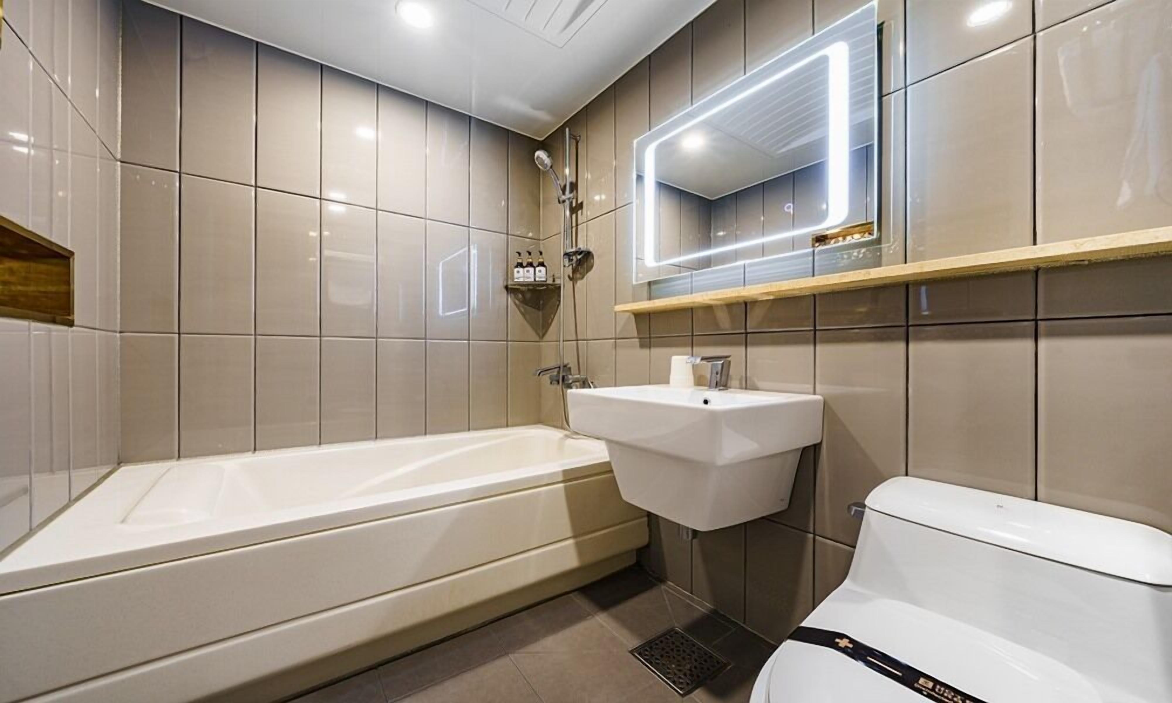 Regadera, batas, pantuflas, toallas 