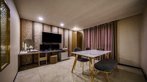 Deluxe Suite Room | Wi-fi (inkludert), individuelt dekorert og individuelt innredet