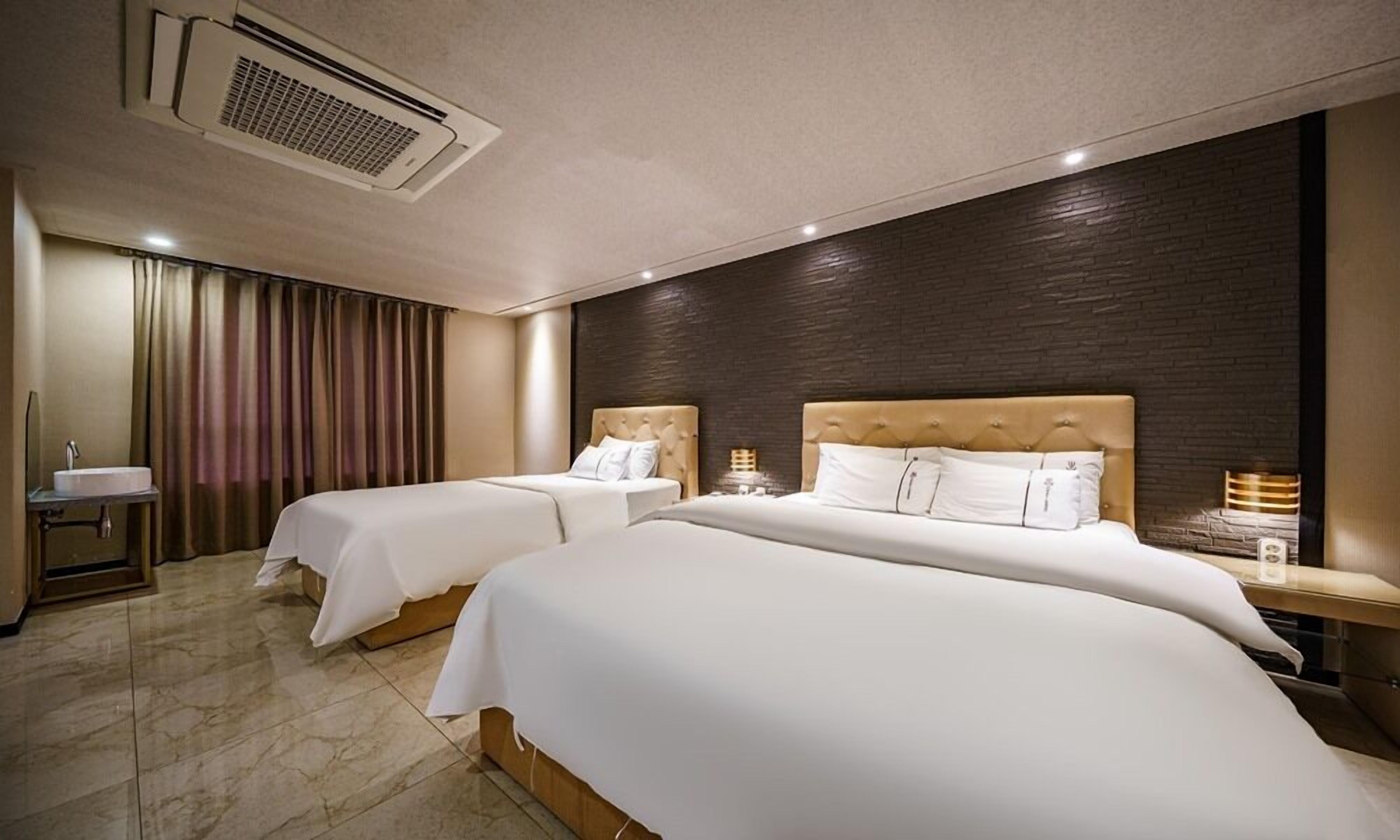 Deluxe Suite Room | Decoración personalizada, muebles diferentes y wifi gratis 