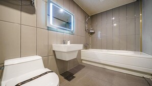 Suite Twin Room | Bad | Dusj, badekåper, tøfler og håndklær