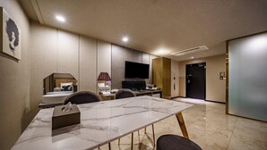 Suite Twin Room | Wi-fi (inkludert), individuelt dekorert og individuelt innredet