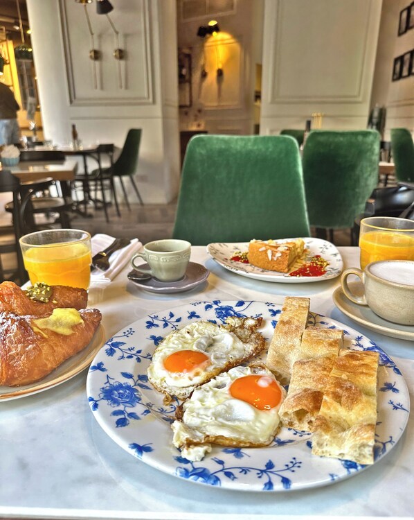 Daily cooked-to-order breakfast (EUR 18 per person)