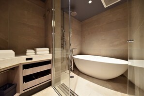 Quarto duplo, para não fumantes (Grande) | Banheiro | Produtos de toalete grátis, secador de cabelo, chinelos 