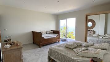 6 slaapkamers, een strijkplank/strijkijzer, reisbedje, gratis wifi