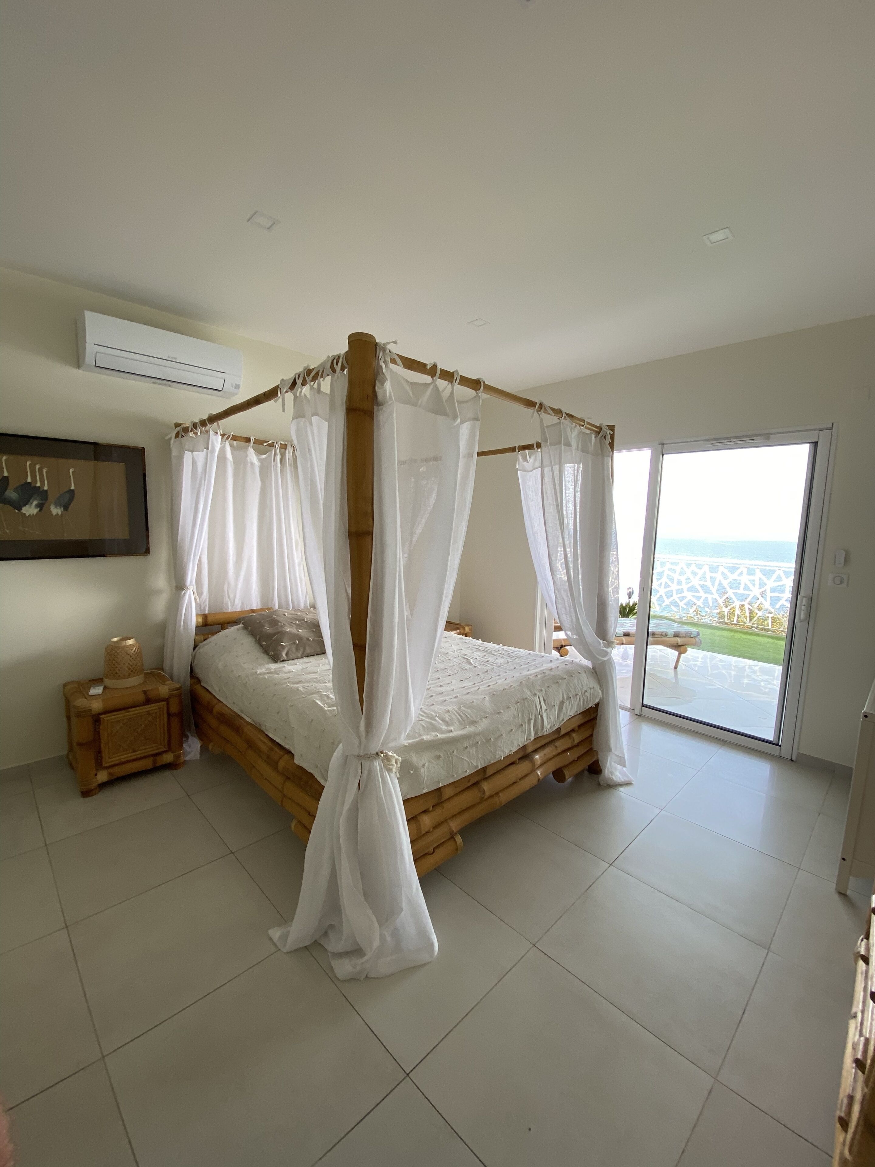 6 habitaciones, tabla de planchar con plancha y cuna de viaje 