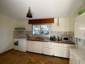 Fridge, microwave, oven, stovetop - Charming Villa for 6 in Wooded Area, 300m from Beach (La Tranche-sur-Mer)