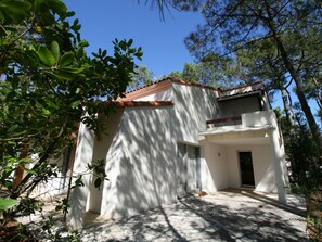 Exterior - Charming Villa for 6 in Wooded Area, 300m from Beach (La Tranche-sur-Mer)