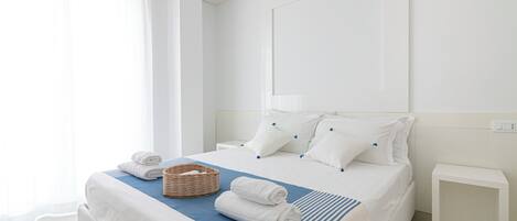 2 kamar tidur dan didekorasi berbeda-beda