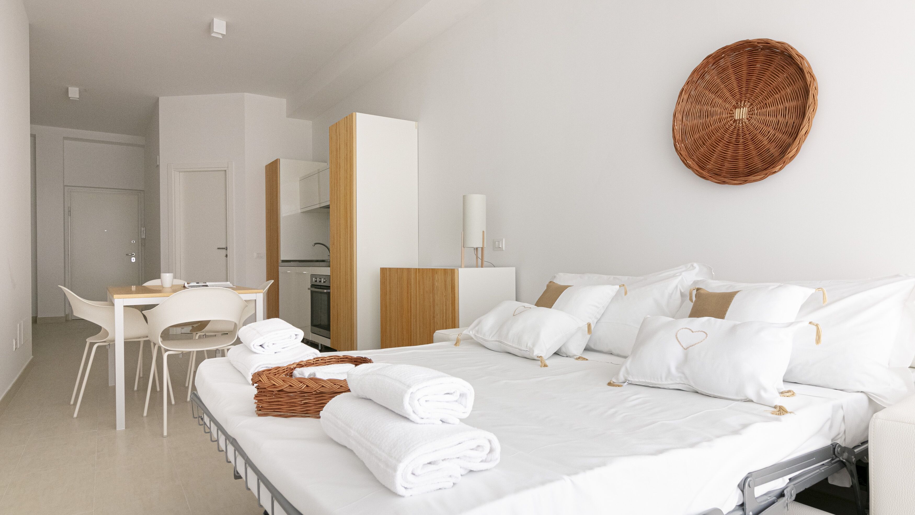 Una habitación de hotel con una cama, un escritorio, una silla y una mesa de comedor.