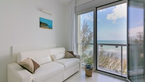 Comfort Studio, Sea View (2657284) | Living area | 32-inch flat-screen TV with cable channels, TV - Rivazzurra A (Termoli)