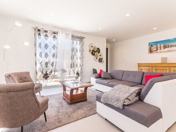 TV - Coastal Retreat: Modern Home 100m from Sea, Close to Shops, Spacious Garden, WiFi, Baby-Friendly (Assérac)