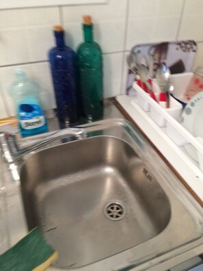 Geladeira, fogão, lava-louças, cafeteira/chaleira