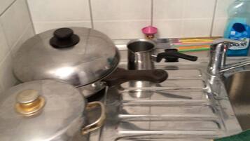 Fridge, oven, dishwasher, coffee/tea maker