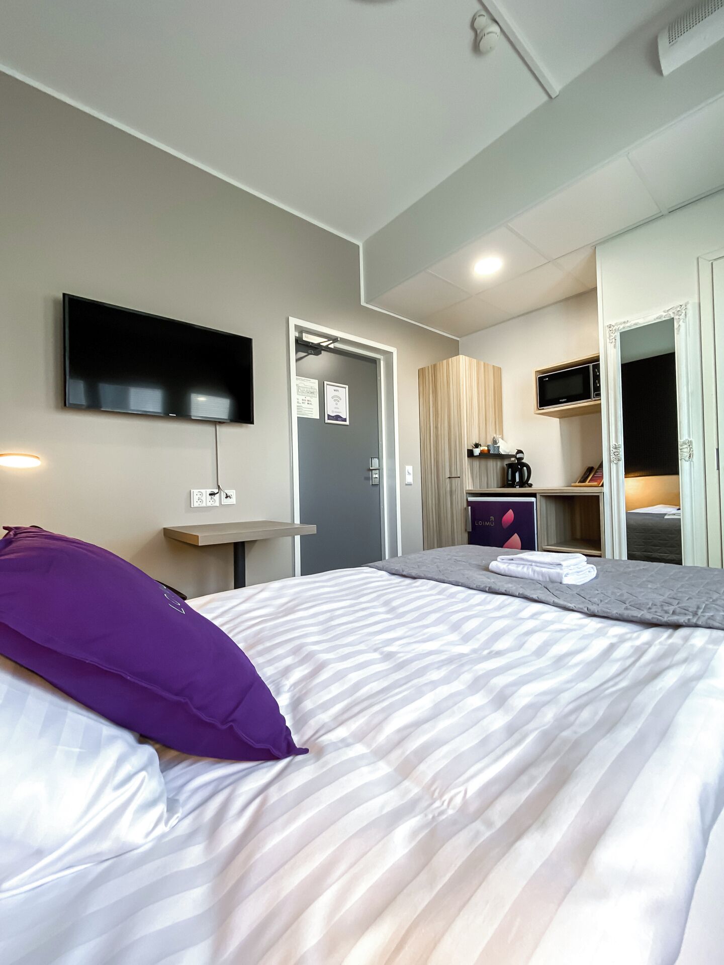 single room | free wifi, bed sheets