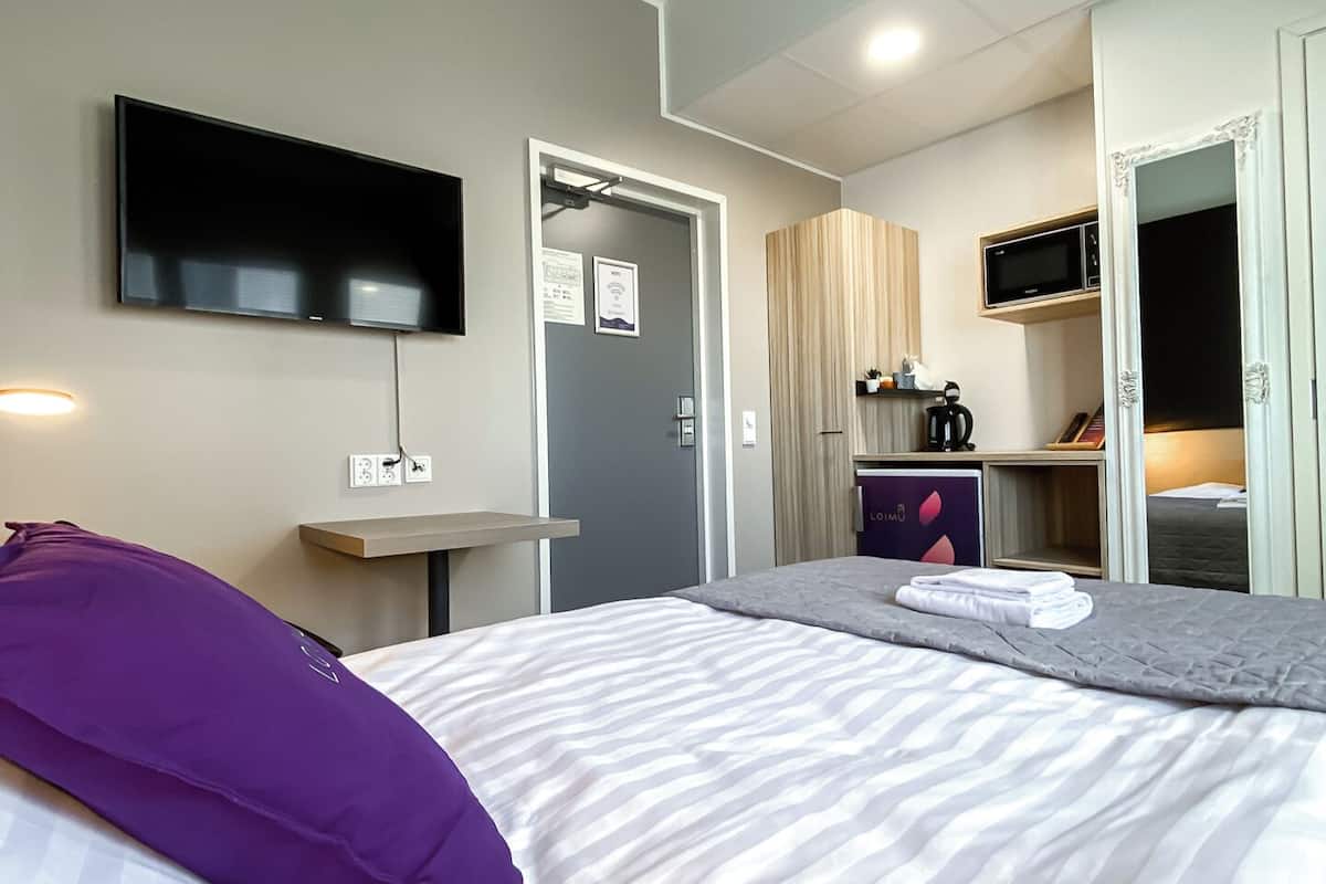 single room | free wifi, bed sheets