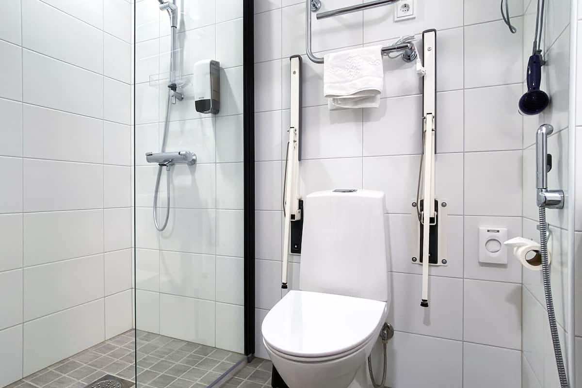 twin room | bathroom | shower, bidet, towels, soap