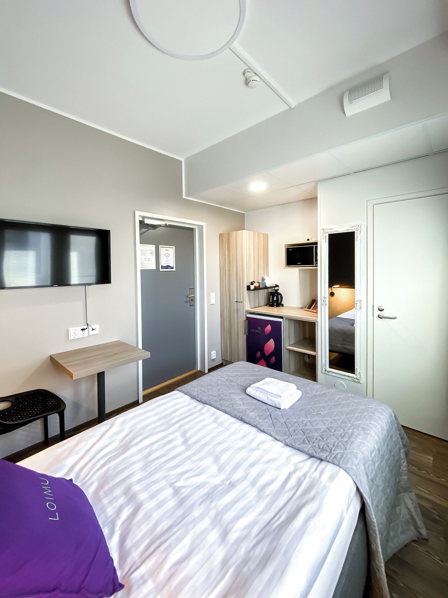 single room | free wifi, bed sheets