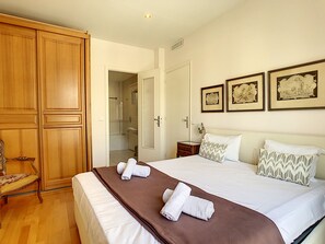 3 عدّة غرف نوم ومكواة/لوح كي