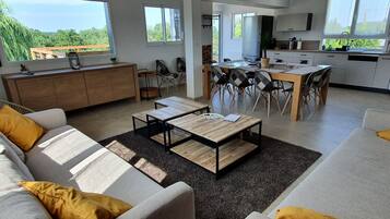 Télévision, table de tennis de table