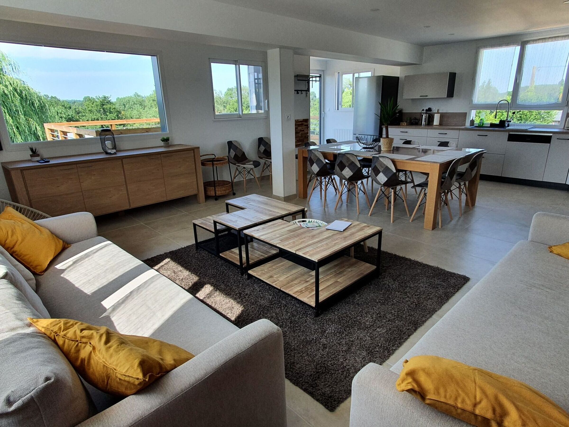 Una televisión, una mesa de tenis de mesa