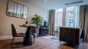 Studio – deluxe | Oppholdsområde | En 32-tommers Flatskjerm-TV med digitale kanaler samt TV