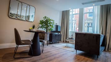Deluxe Studio | Living area | 32-inch flat-screen TV with digital channels, TV