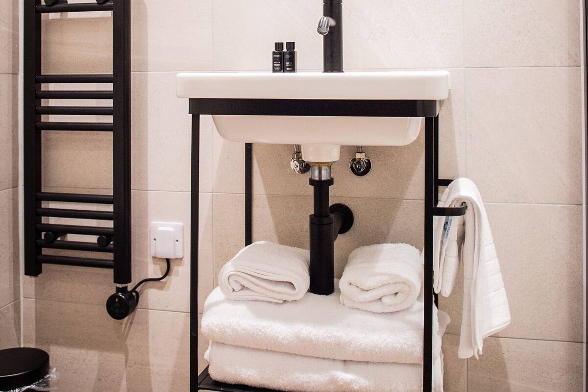 Salle de bain | Douche, articles de toilette gratuits, sĂšche-cheveux