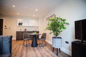 Superior Studio | Private kitchen | Fridge, microwave, stovetop, electric kettle - The Gresham Aparthotel (Leicester)