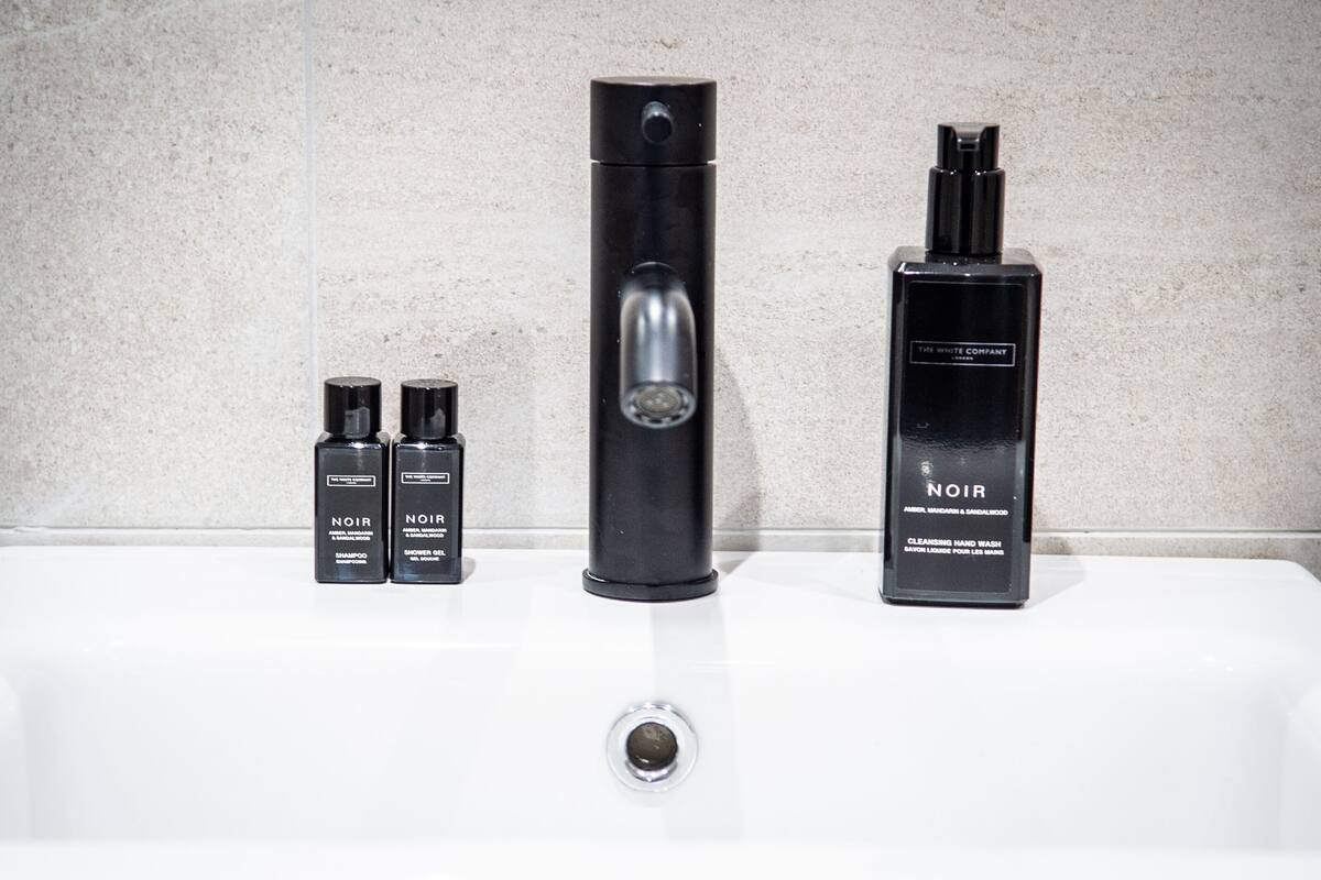 Ăquipements de salle de bain | Douche, articles de toilette gratuits, sĂšche-cheveux