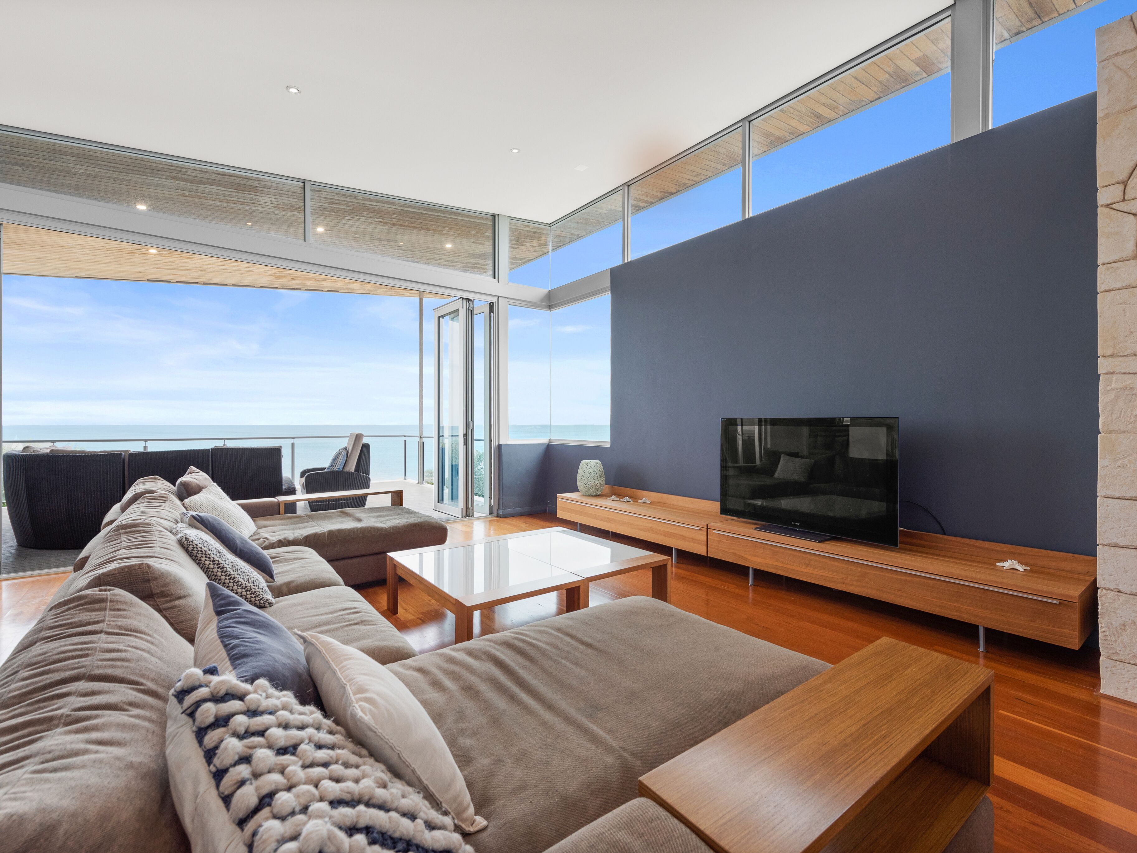 Dolphin Break: right on the beach with AMAZING OCEAN VIEWS and plunge pool