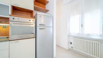 Fridge, stovetop
