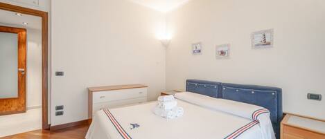 1 dormitori i roba de llit