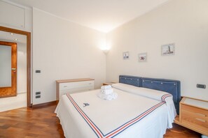 2 habitaciones, tabla de planchar con plancha y ropa de cama 