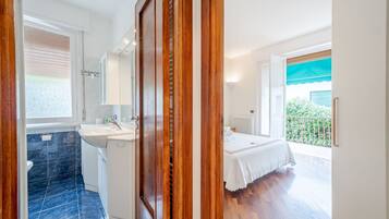 2 Schlafzimmer, Bügeleisen/Bügelbrett, Bettwäsche