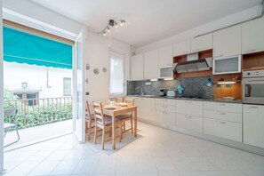 Frigorífico y placa de cocina