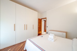2 habitaciones, tabla de planchar con plancha y ropa de cama