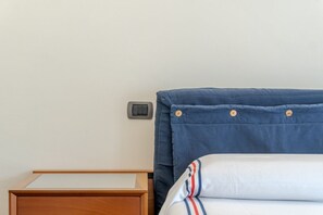 2 bedrooms, iron/ironing board, bed sheets