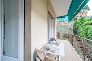 Outdoor dining - GuestHost - Bright and quiet 55 sqm apartment with balcony, which can accommodate up to 3 people, located on the first floor of a building with lift (NOT suitable for disabled people, several steps to access to it). The property is located in Santa Margh (Santa Margherita Ligure)