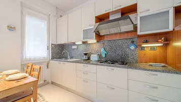 Fridge, stovetop